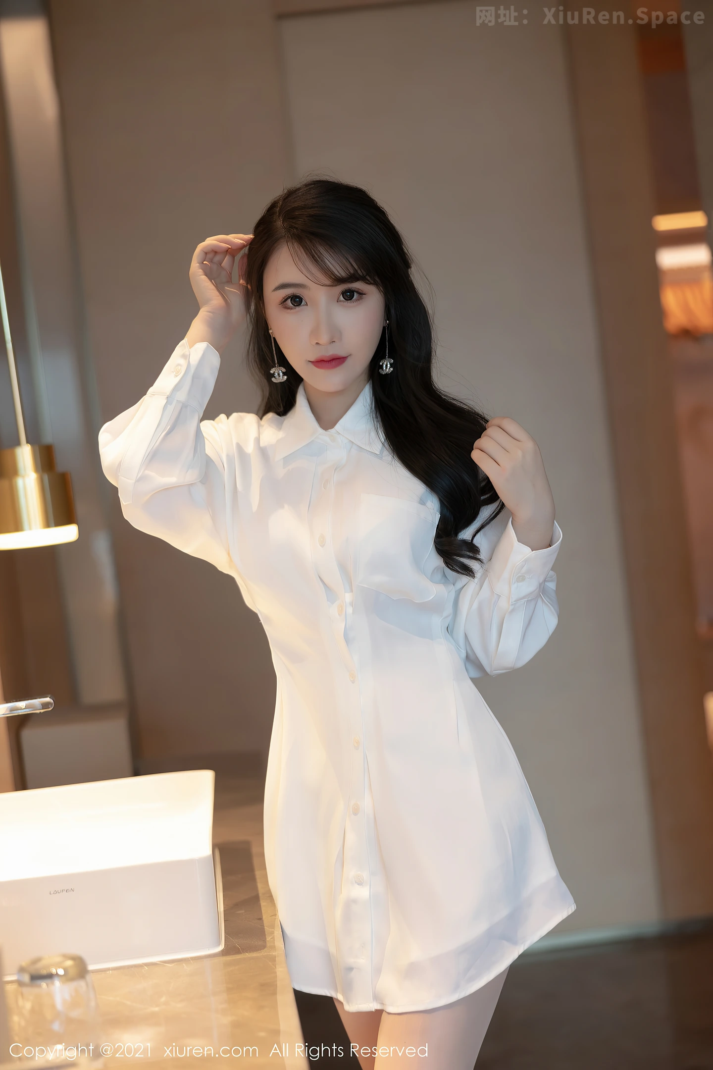 图片[4]-[XiuRen秀人网]VOL.3903 女神Cherry绯月樱深圳旅拍白衬衣配肉丝裤袜秀丰满身材诱惑写真77P-秀人网官方网站